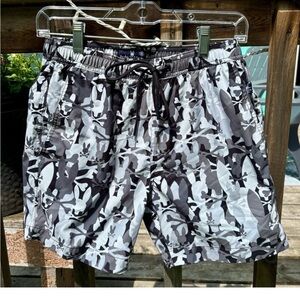 Psycho Bunny Mens Chuck All Over Print Swim Trunk in Black/Gray Camo Men's SZ XS